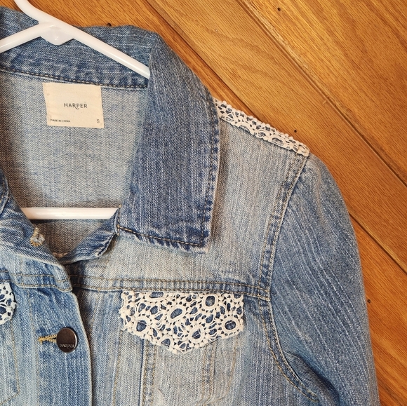 Francesca's Harper distressed lace detailed light wash denim jacket size small - Picture 6 of 11
